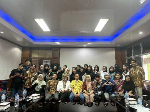 Foto bersama usai diskusi tentang budaya Minangkabau di Fisip Unand
