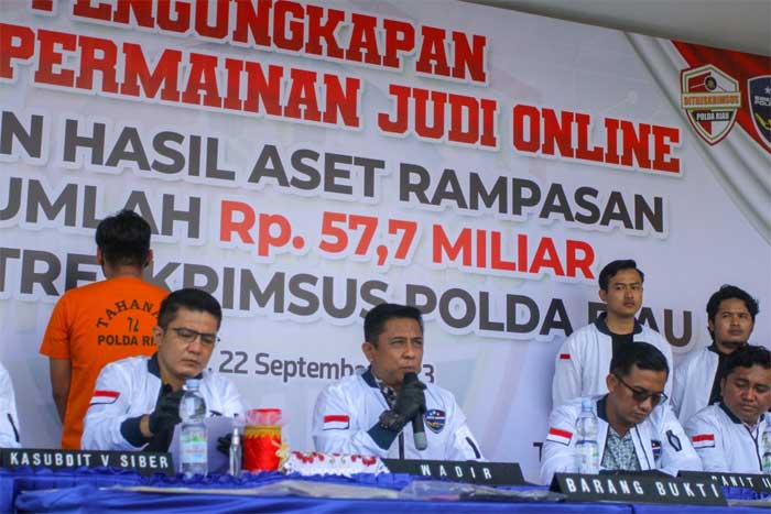 Wakil Direktur Krimsus Polda Riau, AKBP Iwan P Manurung berikan keterangan pers terkait pengungkapan judi online.