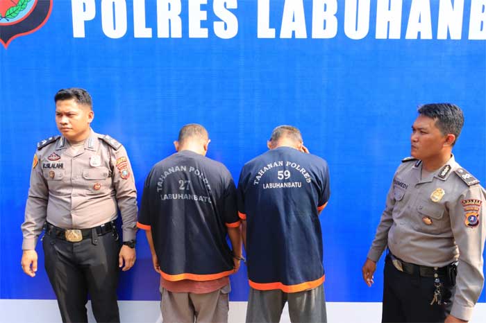 Dua pelaku yang diamankan polisi karena tersangkut kasus peredaran ganja