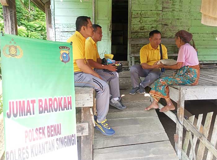 Kapolsek Benai serahkan bantuan pada warga kurang mampu di Desa Ujung Tanjung