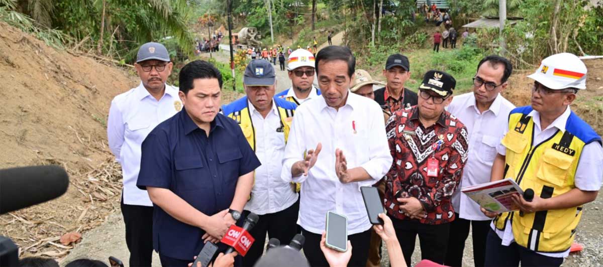 Presiden Joko Widodo menyampaikan keterangan kepada awak media usai meninjau penanganan Inpres Jalan Daerah (IJD) di Kabupaten Penajam Paser Utara, Kalimantan Timur, Sabtu (23/9/2023). BPMI Setpres/Muchlis Jr