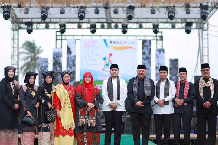 Foto bersama usai penutupan event Rang Solok Baralek Gadang