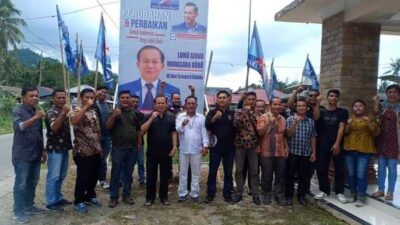Bakal calon anggota DPR RI Dapil Sumut II, Sokhiatulo Laoli bersama relawan
