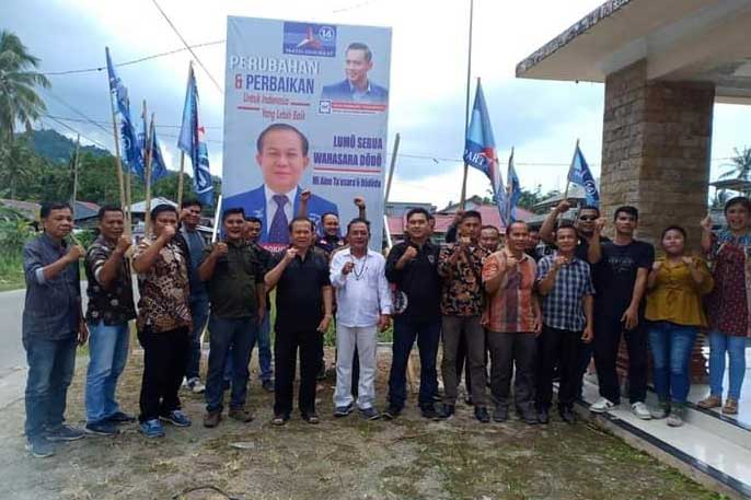 Bakal calon anggota DPR RI Dapil Sumut II, Sokhiatulo Laoli bersama relawan