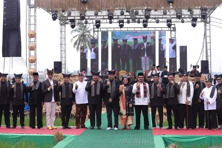 Foto bersama usai pembukaan Rang Solok Baralek Gadang