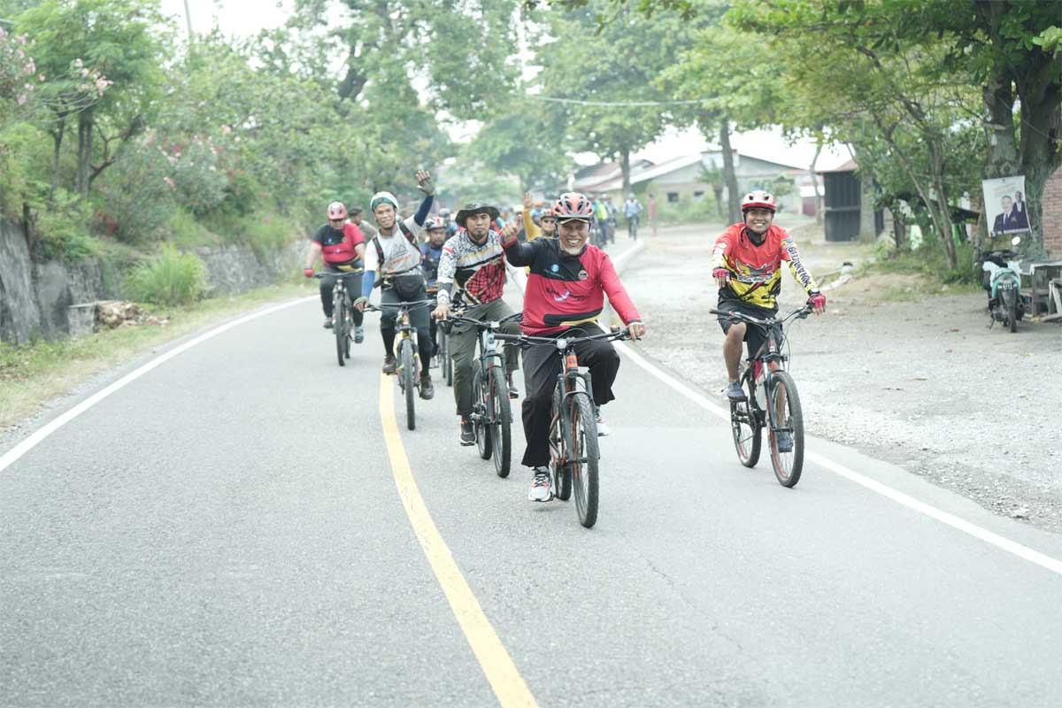 Gubernur Mahyeldi bersama peserta Minangkabau Basepeda yang mengelilingi Danau Singkarak