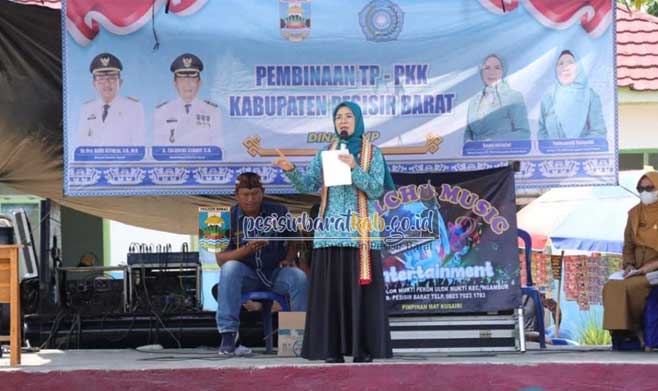 Ketua Tim Penggerak-Pemberdayaan Kesejahteraan Keluarga (TP-PKK) Kabupaten Pesisir Barat, Septi Istiqlal beri sambutan