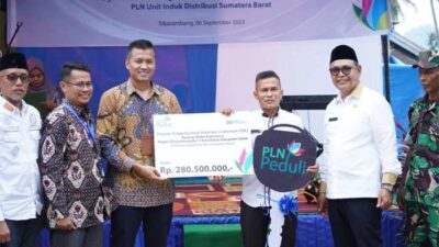 Penyerahan bantuan ambulan dari PLN ke Nagari Sibarambang