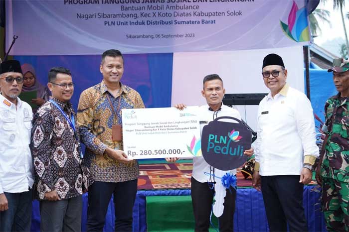 Penyerahan bantuan ambulan dari PLN ke Nagari Sibarambang
