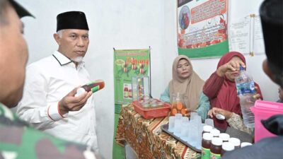 Gubernur Mahyeldi apresiasi kelompok kerja Bayang Bungo Indah yang ciptakan usaha sirup buah pala. (pemprov)