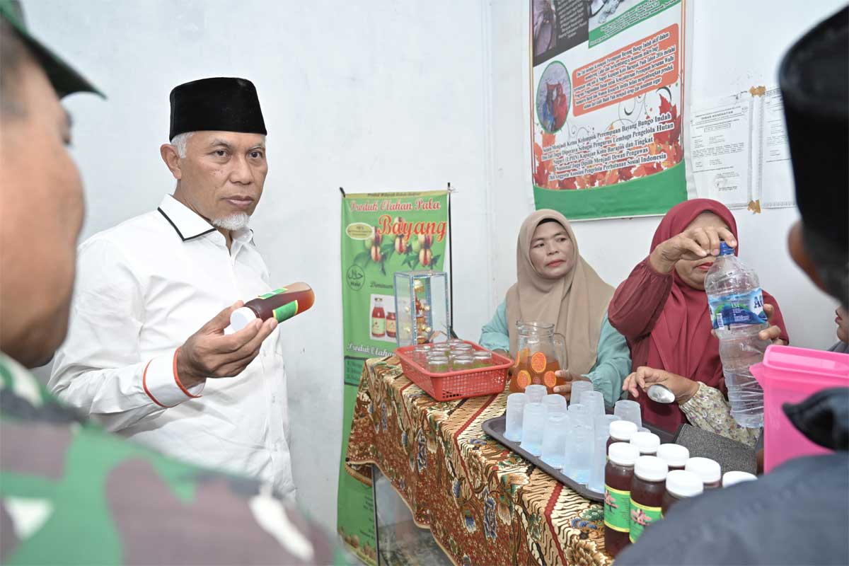 Gubernur Mahyeldi apresiasi kelompok kerja Bayang Bungo Indah yang ciptakan usaha sirup buah pala. (pemprov)