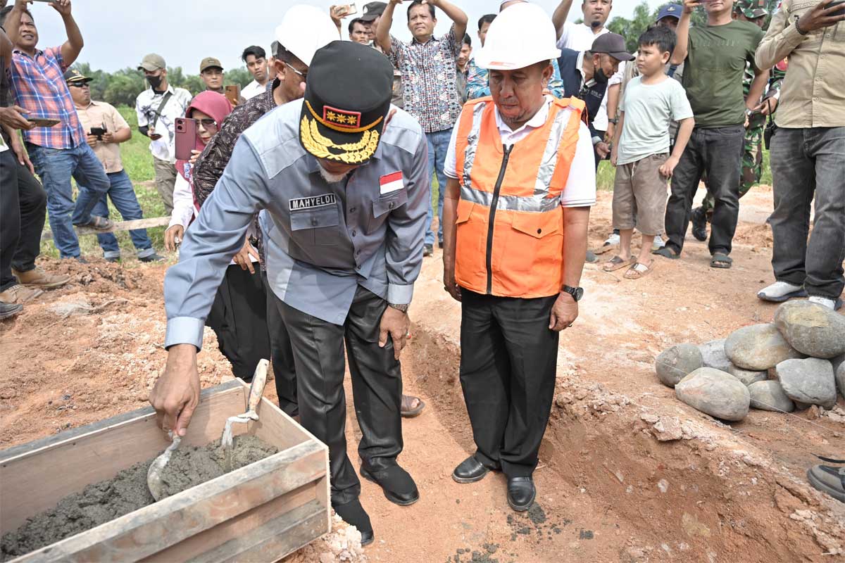Gubernur Mahyeldi Ansharullah letakkan batu pertama pembangunan unit sekolah baru (USB) SMK Negeri 1 Sungai Beremas, Kabupaten Pasaman Barat, Kamis (28/9/2023).