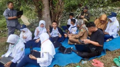 Siswa SMP 4 Tigo Lurah Cari Sinyal ke Tengah Hutan, Pembangunan Tower di Bukit Bais Terkendala Izin Provinsi