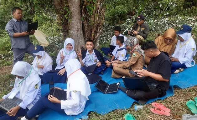 Para siswa SMPN 4 Tigo Lurah yang simulasi ANBK di Rimbo Batuang. (suhanews)