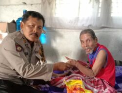 Kapolsek Kuantan Hilir Antar Bantuan ke Warga yang Derita Stroke