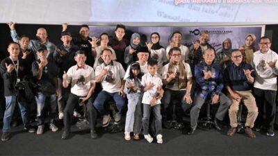 Gubernur foto bersama usai peluncuran film