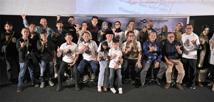 Gubernur foto bersama usai peluncuran film