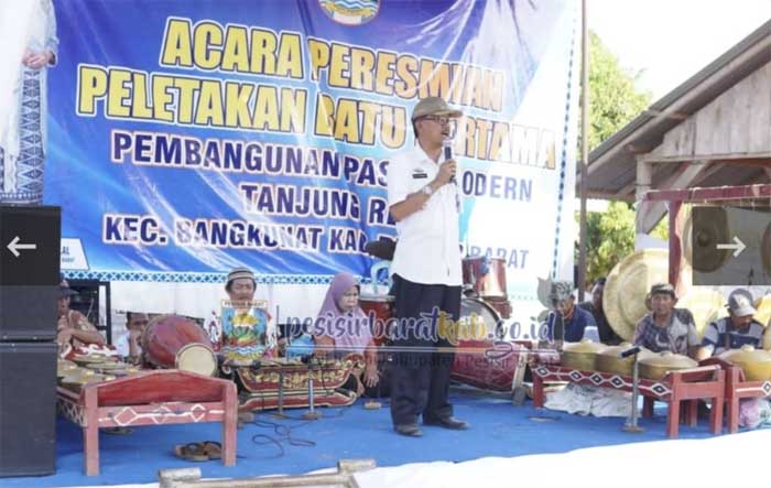 Bupati Pesisir Barat beri sambutan saat peletakkan batu pertama pembangunan Pasar Tanjung Rejo
