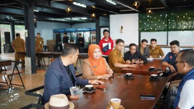 Pertemuan Bupati Solok dengan Manajer Rencana Operasi Telkomsel Wilayah Sumbar, Andi Suapril. Bupati didampingi Kepala Diskominfo Teta Midra, Sekretaris Diskominfo Marcos Sophan, Kepala Bidang Aptika Diskominfo, Anton Hutavea dan lainnya.