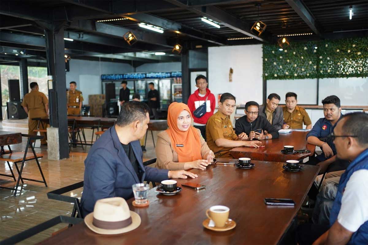 Pertemuan Bupati Solok dengan Manajer Rencana Operasi Telkomsel Wilayah Sumbar, Andi Suapril. Bupati didampingi Kepala Diskominfo Teta Midra, Sekretaris Diskominfo Marcos Sophan, Kepala Bidang Aptika Diskominfo, Anton Hutavea dan lainnya.