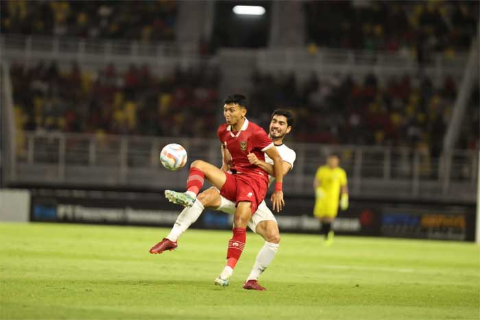 Pemain Indonesia dan Turkmenistan berebut bola dalam laga FIFA Matchday di Stadion Gelora Bung Tomo, Surabaya, Jumat (8/9/2023). (pssi)