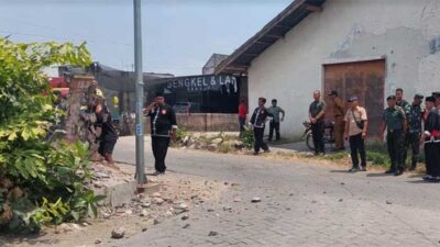 Pembongkaran terhadap tugu perguruan silat di Desa Garung, Kecamatan Sambeng, Kabupaten Lamongan, Rabu (13/9/2023). (ist)