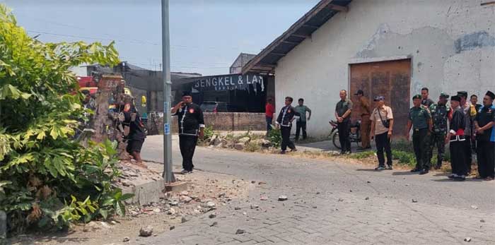 Pembongkaran terhadap tugu perguruan silat di Desa Garung, Kecamatan Sambeng, Kabupaten Lamongan, Rabu (13/9/2023). (ist)