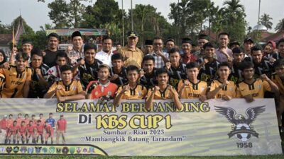 Foto bersama usai pembukaan turnamen sepakbola