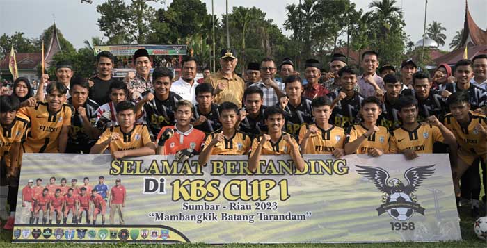 Foto bersama usai pembukaan turnamen sepakbola