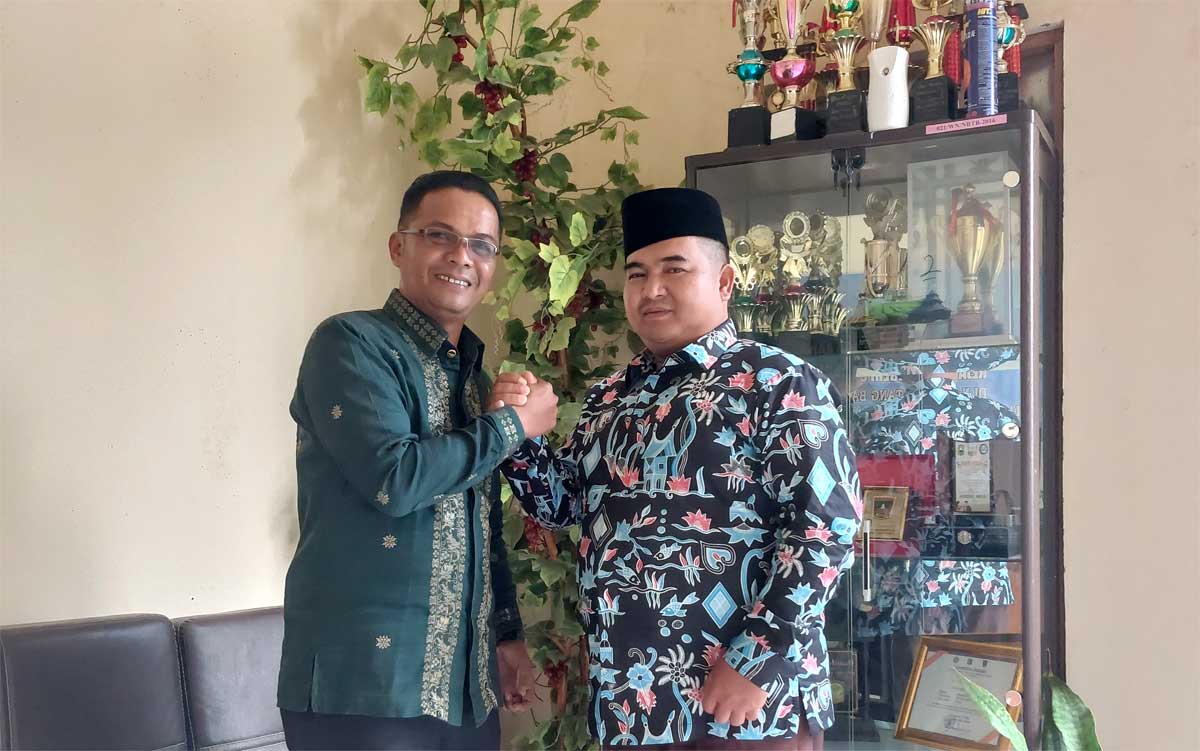 Syamsul Azwar (kiri) menyerahkan tanggungjawab kepemimpinannya kepada Syafri Anton, ST (kanan)