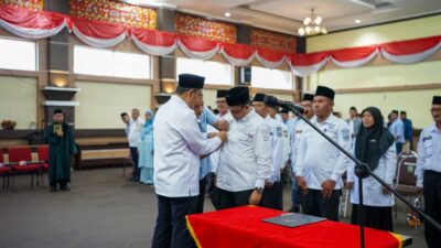 Bupati Solok pasangkan tanda jabatan pada penjabat wali nagari yang dilantik