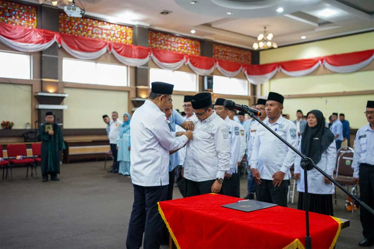 Bupati Solok pasangkan tanda jabatan pada penjabat wali nagari yang dilantik