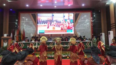 Penampilan kesenian dalam rangkaian pelaksanaan wisuda di Undhari