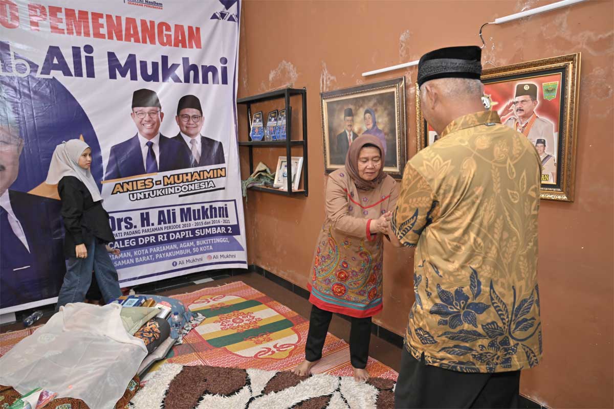 Gubernur melayat ke rumah duka. (pemprov)