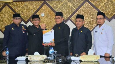 Ketua DPRD Padang, Syafrial Kani serahkan APBD Perubahan yang disahkan DPRD