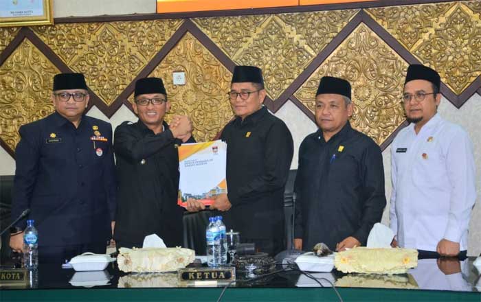 Ketua DPRD Padang, Syafrial Kani serahkan APBD Perubahan yang disahkan DPRD