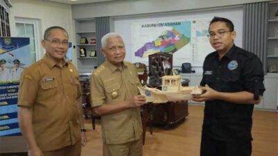 Bupati Surya serahkan cenderamata pada Kepala BNN Asahan