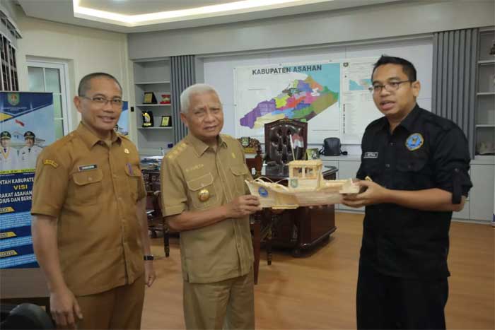 Bupati Surya serahkan cenderamata pada Kepala BNN Asahan