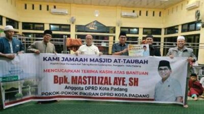 Foto bersama setelah penyerahanan dana pokir untuk Masjid At Taubah Tabing Banda Gadang