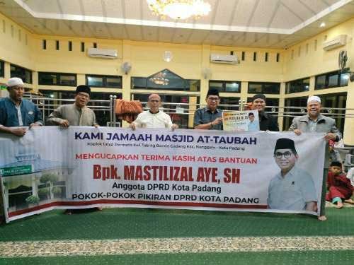 Foto bersama setelah penyerahanan dana pokir untuk Masjid At Taubah Tabing Banda Gadang