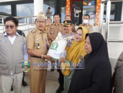 Antisipasi Dampak El Nino, Bupati Pesisir Barat Salurkan Bantuan Beras bagi 18.668 Keluarga Penerima Manfaat