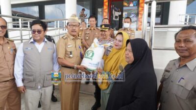 Antisipasi Dampak El Nino, Bupati Pesisir Barat Salurkan Bantuan Beras bagi 18.668 Keluarga Penerima Manfaat