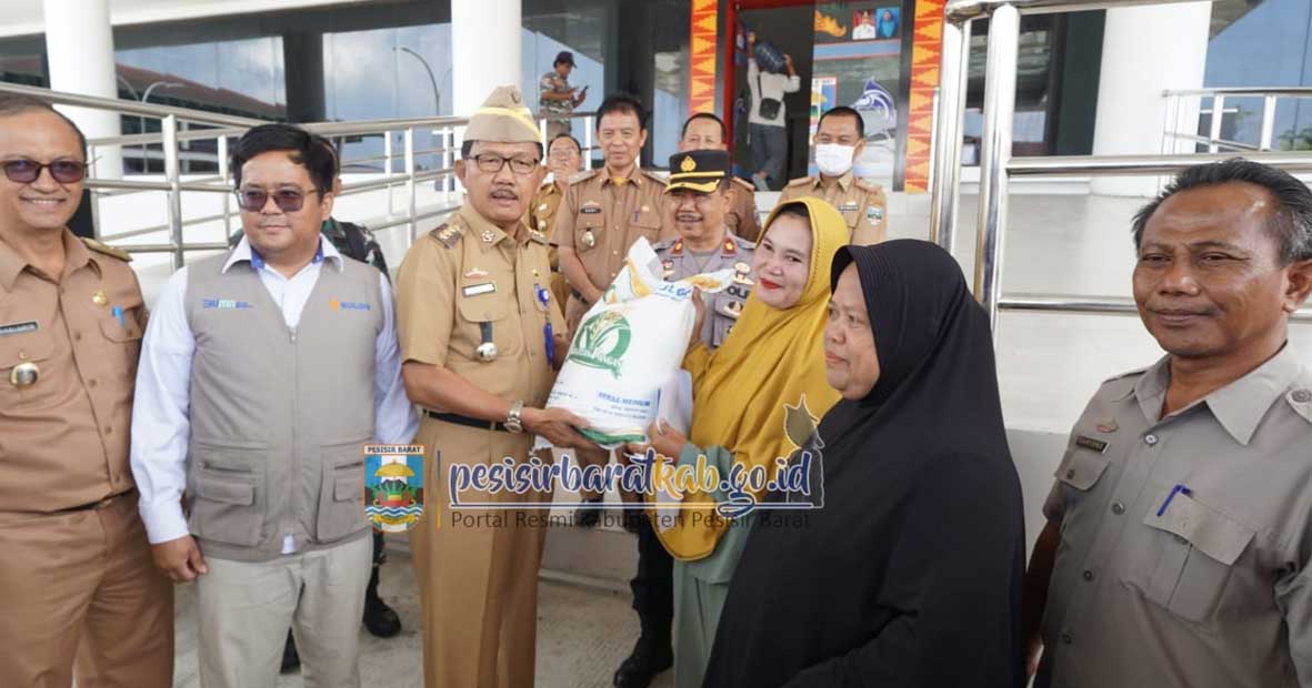 Bupati serahkan bantuan beras secara simbolis kepada masyarakat