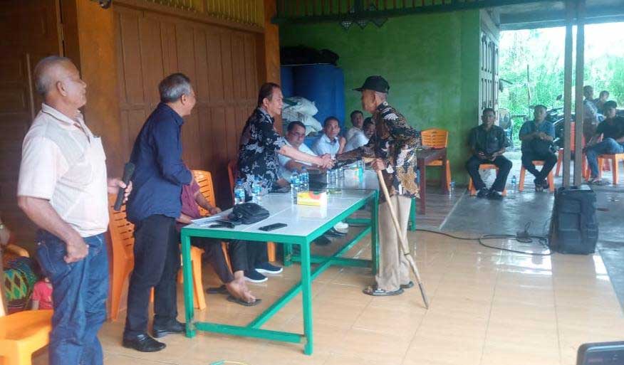 Mantan Bupati Nias, Sokhiatulo Laoli kembali bersama masyarakat Nias yang berada di Kelurahan Sangkunur, Kecamatan Angkola Sangkunur, Kabupaten Tapanuli Selatan, Sumatera Utara.