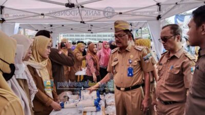Bupati Agus Istiqlal tinjau stand yang jual pangan murah. (kominfo)