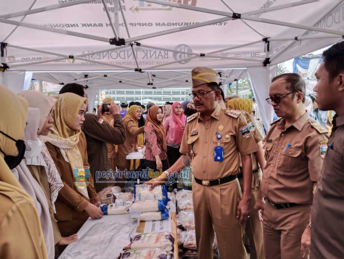 Bupati Agus Istiqlal tinjau stand yang jual pangan murah. (kominfo)