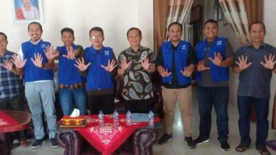 Pemuda bersama bakal calon anggota DPR-RI, Sokhiatulo Laoli. Pemuda nyatakan dukungan tanpa pamrih