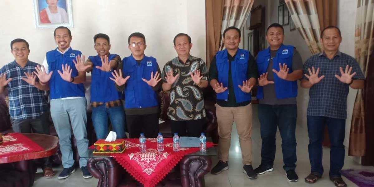 Pemuda bersama bakal calon anggota DPR-RI, Sokhiatulo Laoli. Pemuda nyatakan dukungan tanpa pamrih