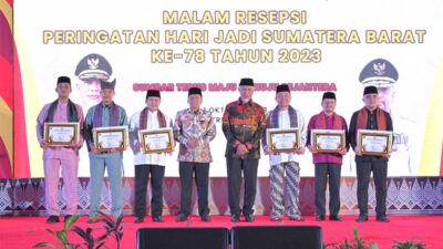 Gubernur Mahyeldi bersama camat terbaik di Sumatera Barat.