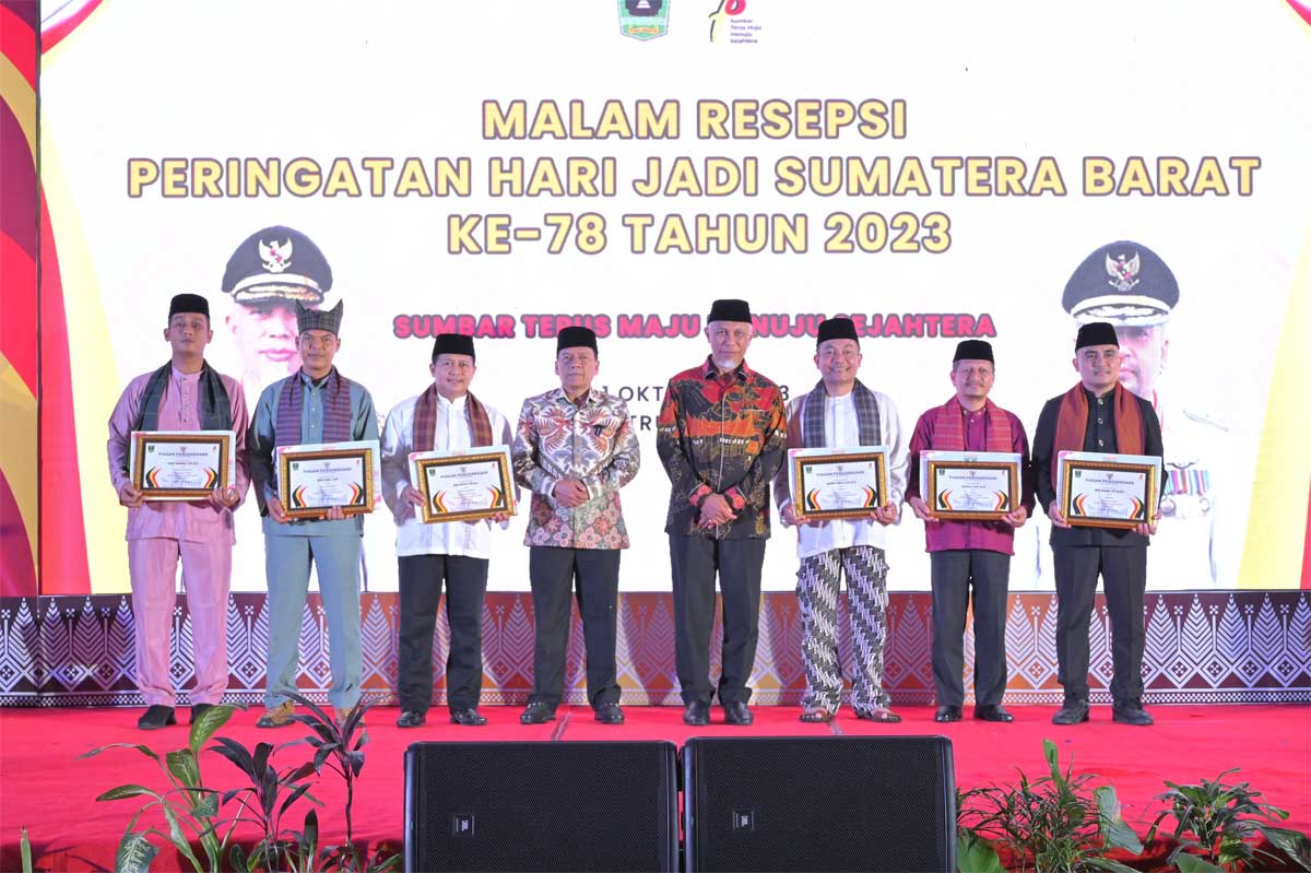 Gubernur Mahyeldi bersama camat terbaik di Sumatera Barat.